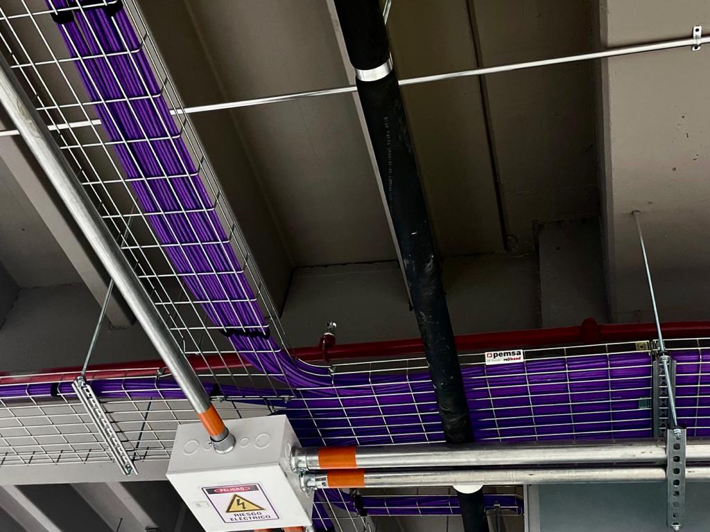 Bandejas portacables en instalación corporativa